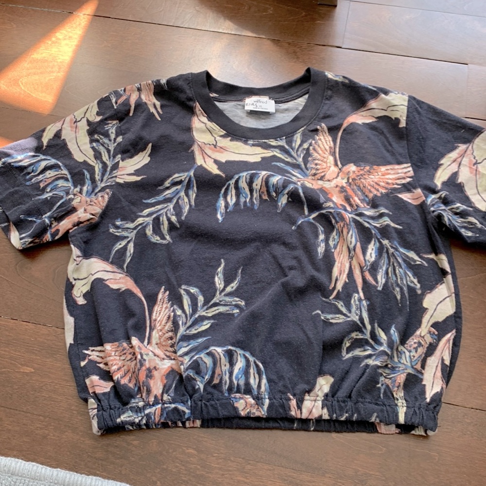 Aritzia Wilfred top. Elastic band at the bottom of top